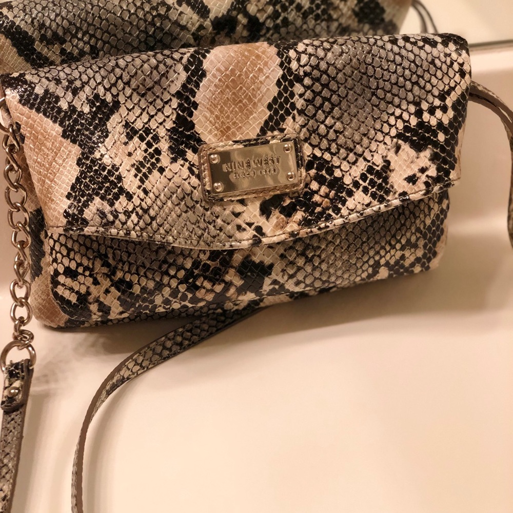 ✨Nine West cross body purse✨
